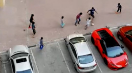 Siêu xe Lamborghini bị tận dụng làm khung thành đá bóng đường phố