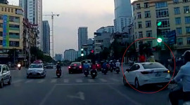 2 bé gái ngồi trên nóc ô tô lượn phố Hà Nội, tài xế có thể bị phạt nặng