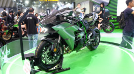 Cận cảnh “siêu môtô” Kawasaki H2 Carbon tại VMCS 2017