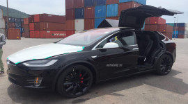 Si&ecirc;u SUV chạy điện Tesla Model X  P100D đầu ti&ecirc;n về Việt Nam