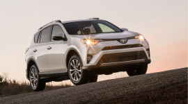 Toyota RAV4 2017 giảm giá bán