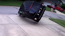 Lùi ô tô như phim hành động, Range Rover tan nát trong 3 giây