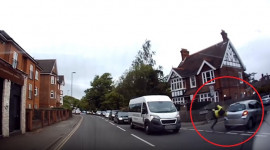 Video xe đạp húc thẳng ô tô, lái xe ngã quật xuống đường gây tranh cãi