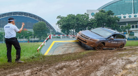 Mang xe Subaru đi "lội bùn" ở Sài Gòn