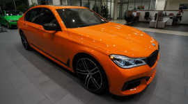 Cận cảnh BMW 750i 2017 phiên bản đặc biệt Fire Orange