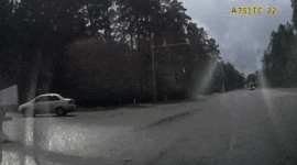 Phút bất cẩn trên đường mưa, tài xế sedan bất lực để xe lật