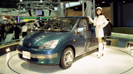 Toyota kỷ niệm 20 năm ra đời mẫu “xe xanh” Prius