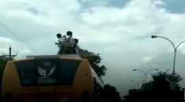 Ấn Độ: Trẻ em mạo hiểm đi học tr&ecirc;n n&oacute;c xe bu&yacute;t