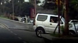 Cú lùi ôtô đáng sợ của nữ tài xế chở con gái trên xe