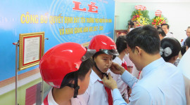 Honda Việt Nam tặng 1.300 mũ bảo hiểm cho học sinh Long An
