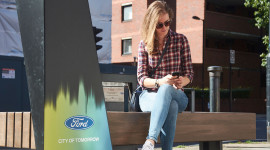 Ford cung cấp wifi và sạc điện thoại cho người đi bộ