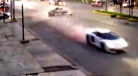 Lamborghini phóng như bay sau khi bị taxi tông ngang hông