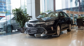 Toyota Camry 2017 gi&aacute; từ 997 triệu đồng: &quot;Run rẩy&quot; giữ ng&ocirc;i vương