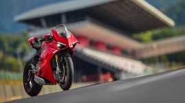 Ducati trình làng “siêu phẩm” Panigale V4 hoàn toàn mới