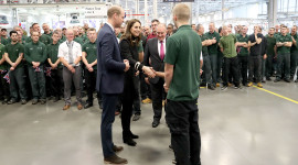 Hoàng tử Anh bất ngờ đến thăm nhà máy Jaguar Land Rover
