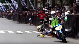 Đụng độ gây sốc ở giải đua môtô đường phố