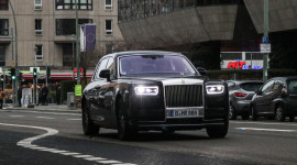 Ngắm Rolls-Royce Phantom 2018 trên đường phố