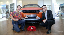 Nữ khách hàng đầu tiên tại Việt Nam sở hữu Range Rover Evoque mui trần
