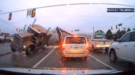 Vượt đèn đỏ, xe tải càn quét 5 ôtô trên giao lộ
