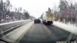 Video: BMW X5 lạng lách khiến xe tải lao vào lề đường