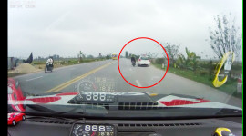 Video: Taxi khéo léo tránh xe máy vượt làn giữa quốc lộ