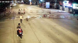 Video: Xe máy ở Biên Hòa đâm sầm vào barrier khi tàu sắp đến