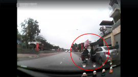 Video: Xe máy ngã ra đường vì va quệt vào cánh cửa ô tô