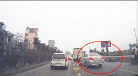 Video: Vượt phải, ôtô đâm vào xe máy bên cạnh