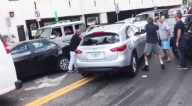 Video: Người đàn ông cầm búa phá xe chạy trốn hiện trường tai nạn