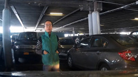 Video: Người phụ nữ đứng ‘xí chỗ’ ở bãi đậu xe