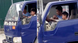 Video: B&eacute; trai l&aacute;i xe tải chở bố giữa đường phố Thanh Ho&aacute;