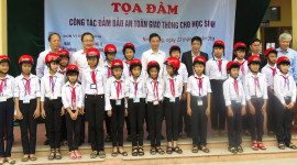 Honda Việt Nam trao tặng 400 mũ bảo hiểm cho học sinh tại Hải Dương