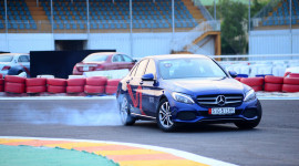 Học viện Lái xe An toàn Mercedes-Benz 2018: Đam mê trên đường đua
