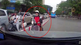 Video: Tài xế ôtô quyết không nhường xe máy đi ngược chiều