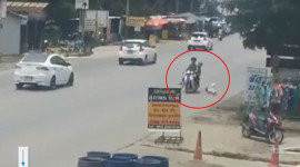 Video: Bố mẹ đi xe máy, đánh rơi con nhỏ xuống đường