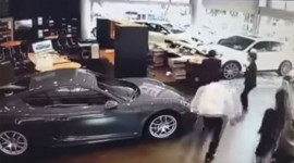 Người đàn ông lái Cayenne đâm vào đại lý Porsche do mua xe thiếu “option”
