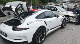 Porsche 911 GT3 RS bị xe giá rẻ Proton chặn đứng trên phố 