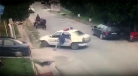 Cảnh sát suýt gây tai hoạ vì đỗ xe quên kéo phanh tay