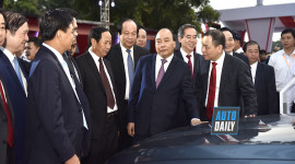 Thủ tướng Nguyễn Xuân Phúc khám phá 3 mẫu xe VinFast