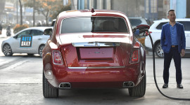 Đổ đầy bình Rolls-Royce Phantom VIII hết bao nhiêu tiền?