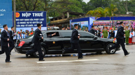 12 vệ sỹ chạy bộ theo "lá chắn thép" Mercedes-Benz S600 Pullman Guard của ông Kim Jong Un