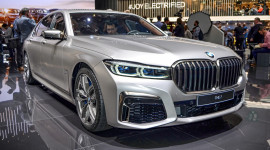 BMW M760Li xDrive 2020 giá 195.000 USD, hiệu suất giảm