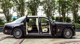 Khám phá Rolls-Royce Phantom với vách ngăn riêng tư ở hàng ghế sau