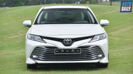 Toyota Camry 2019 về đại lý, chênh giá 100 triệu
