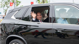 Chủ tịch Phạm Nhật Vượng cầm lái LUX SA2.0, chở Thủ tướng trong khuôn viên VinFast