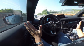 "Buông tay" xem Mazda CX-8 tự lái trên cao tốc