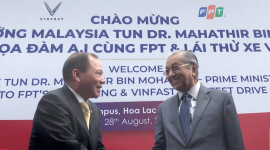 Thủ tướng Malaysia lái thử xe VinFast