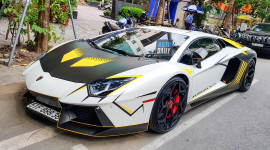 Lamborghini Aventador màu sắc lạ mắt, độ pô kiểu xe đua tại Hà Nội