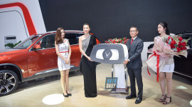 Diễn viên Ngô Thanh Vân nhận xe Vinfast Lux SA đầy phấn khích