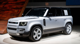 Land Rover Defender mới ra mắt mẫu eSim k&eacute;p kết nối đầu ti&ecirc;n tr&ecirc;n thế giới tại CES 2020